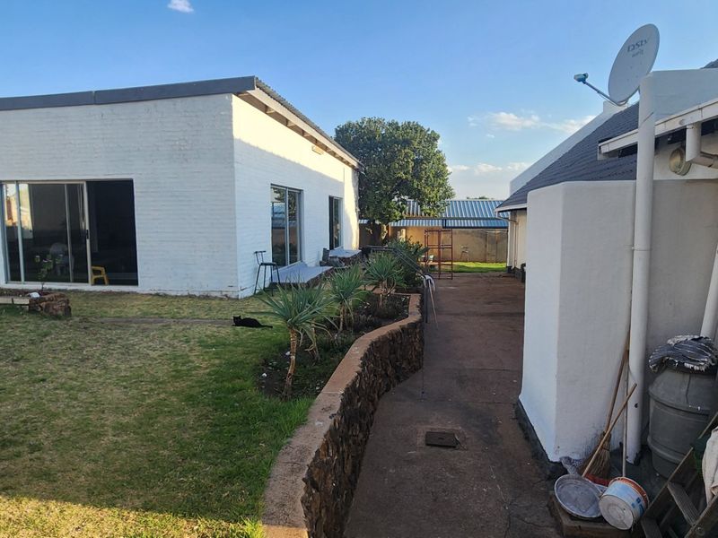 Stylish & Spacious  Home with Indoor Heated Pool - Photo 7