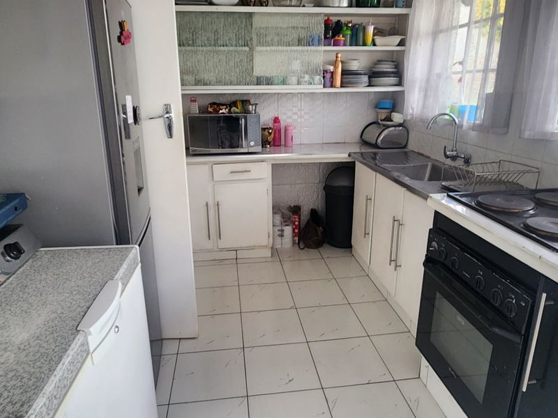 Stylish & Spacious  Home with Indoor Heated Pool - Photo 10