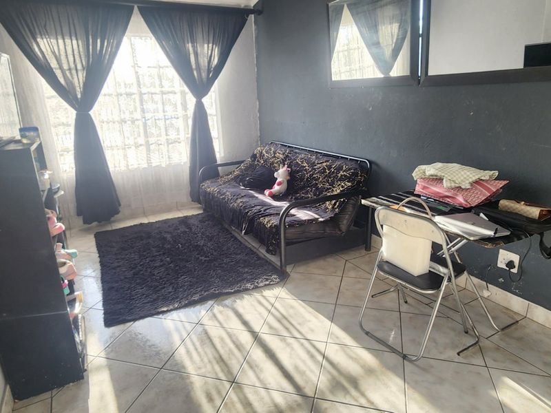 Stylish & Spacious  Home with Indoor Heated Pool - Photo 8