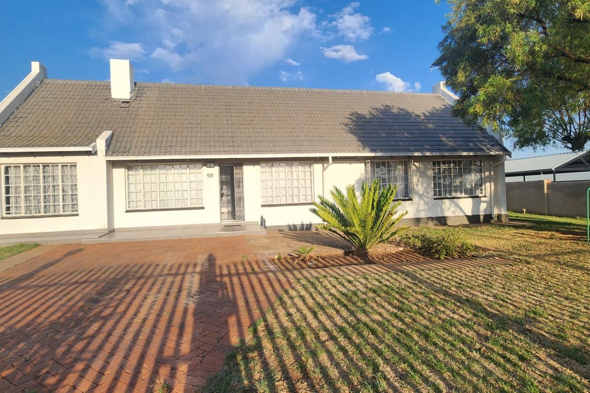 Stylish & Spacious  Home with Indoor Heated Pool - Photo 4