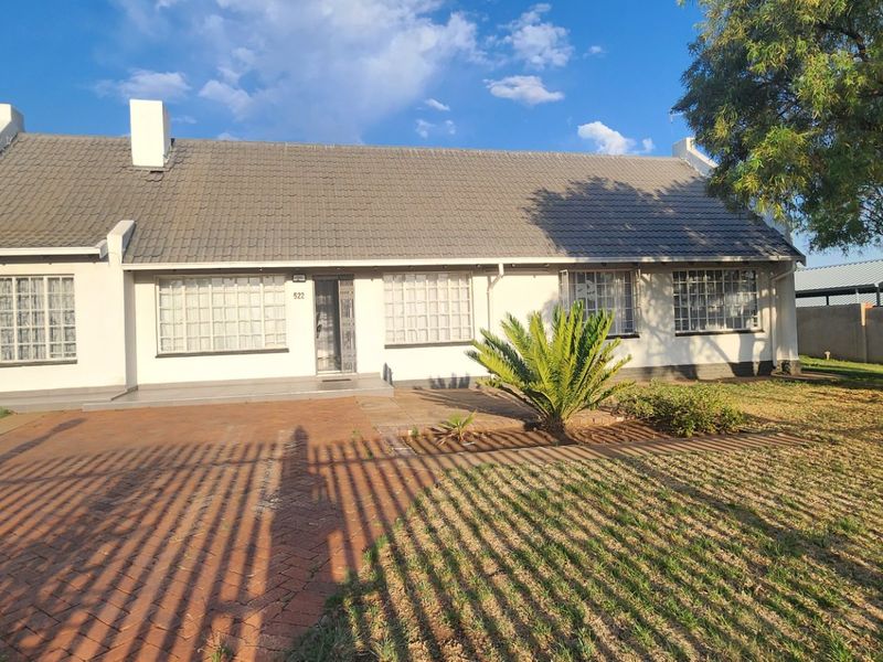 Stylish & Spacious  Home with Indoor Heated Pool - Photo 4