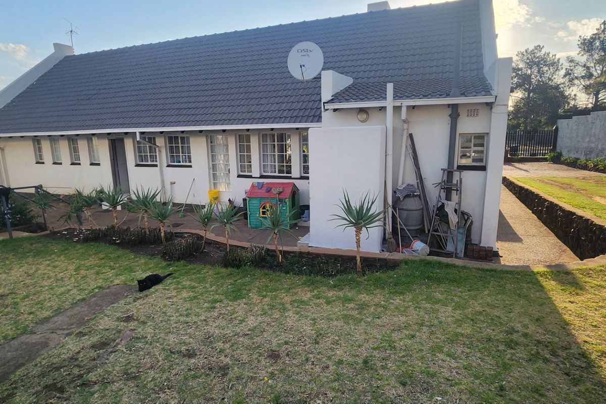 Stylish & Spacious  Home with Indoor Heated Pool - Photo 2