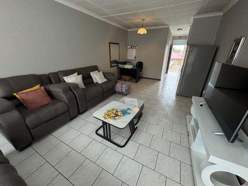 Affordable and Comfortable Two-Bedroom Home - Photo 3