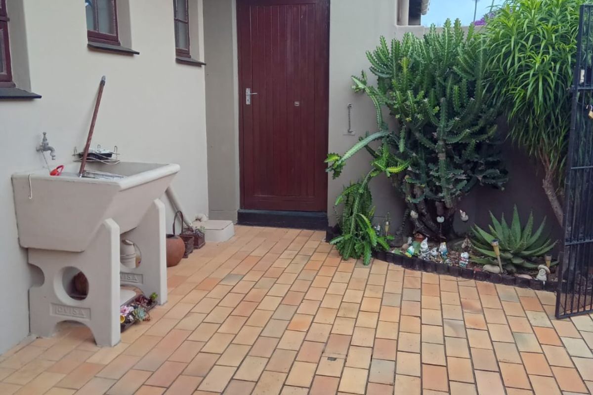 Two Bedroom Townhouse for sale in Margate Ultimate Bargain! - Photo 4