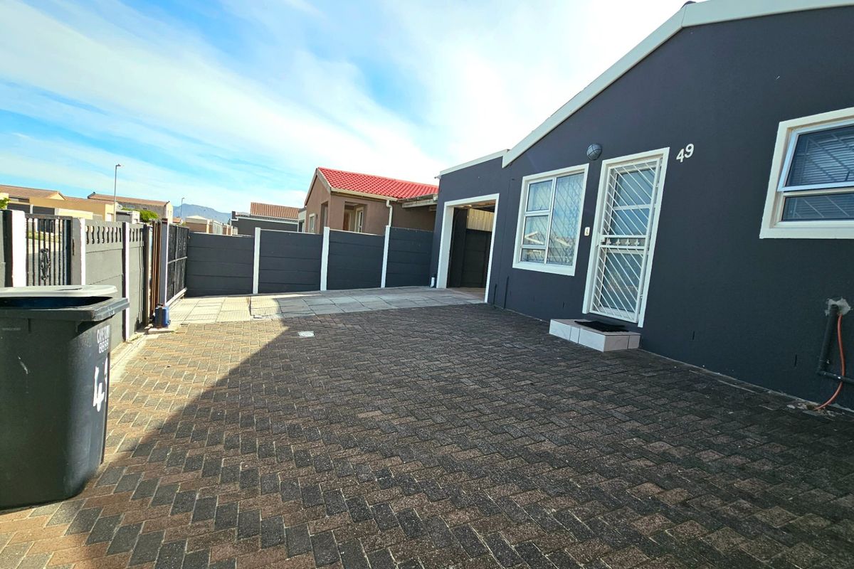 Four bedroom Freestanding house with surveillance cameras  - Photo 5