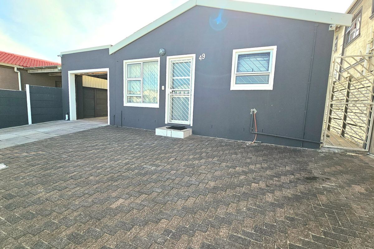 Four bedroom Freestanding house with surveillance cameras  - Photo 4