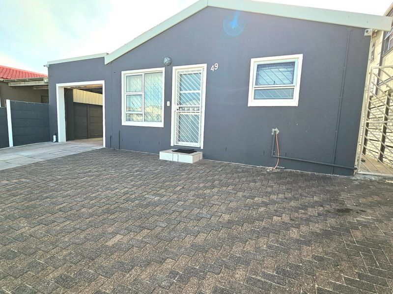 Four bedroom Freestanding house with surveillance cameras  - Photo 4