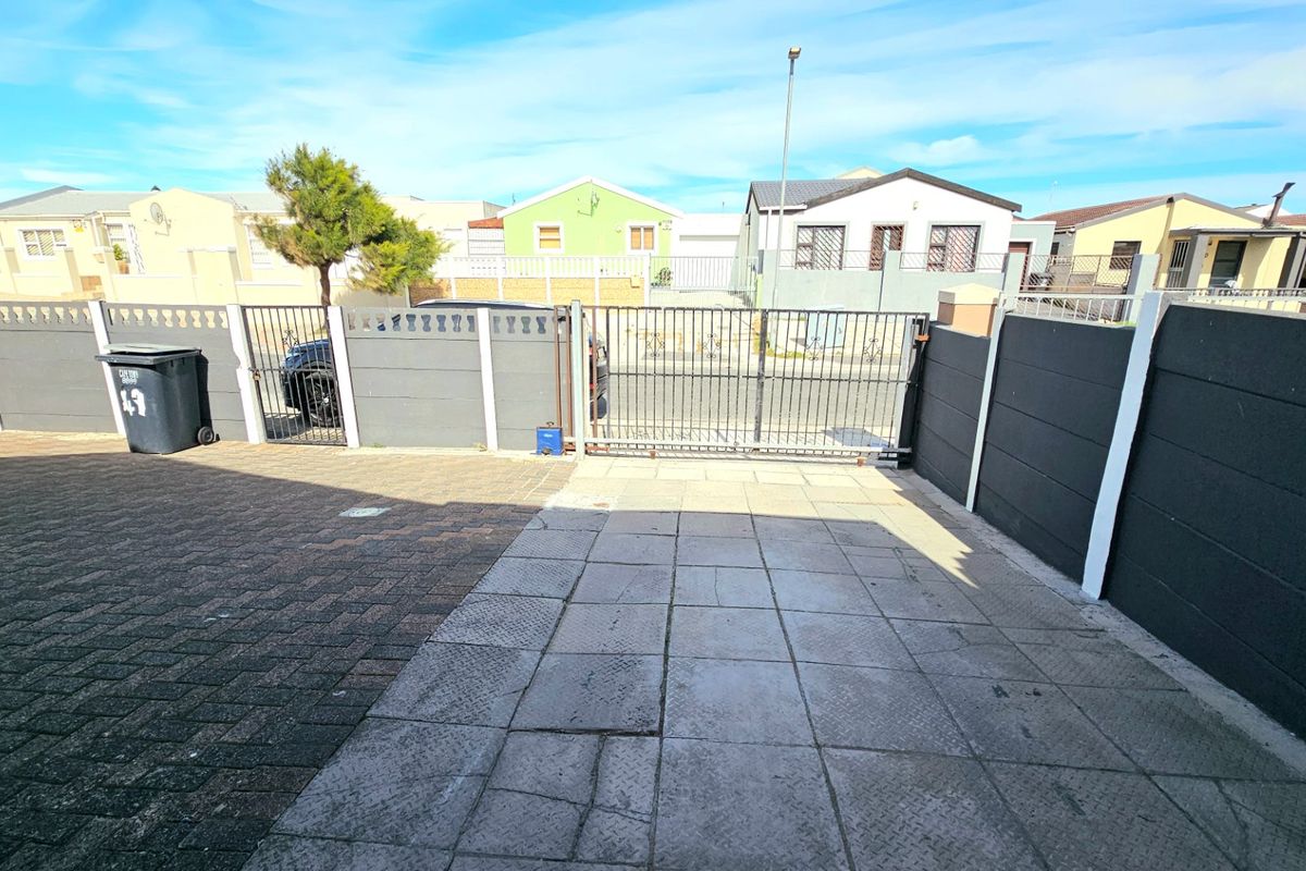 Four bedroom Freestanding house with surveillance cameras  - Photo 3