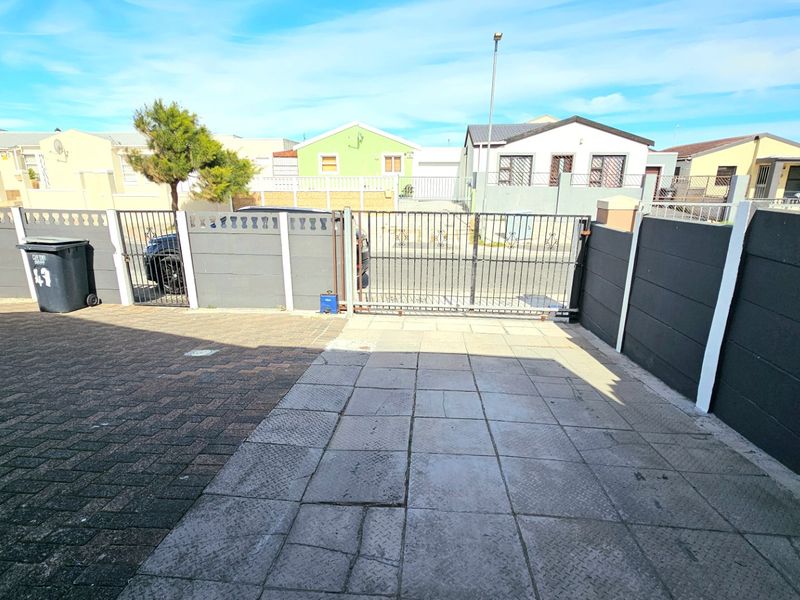 Four bedroom Freestanding house with surveillance cameras  - Photo 3