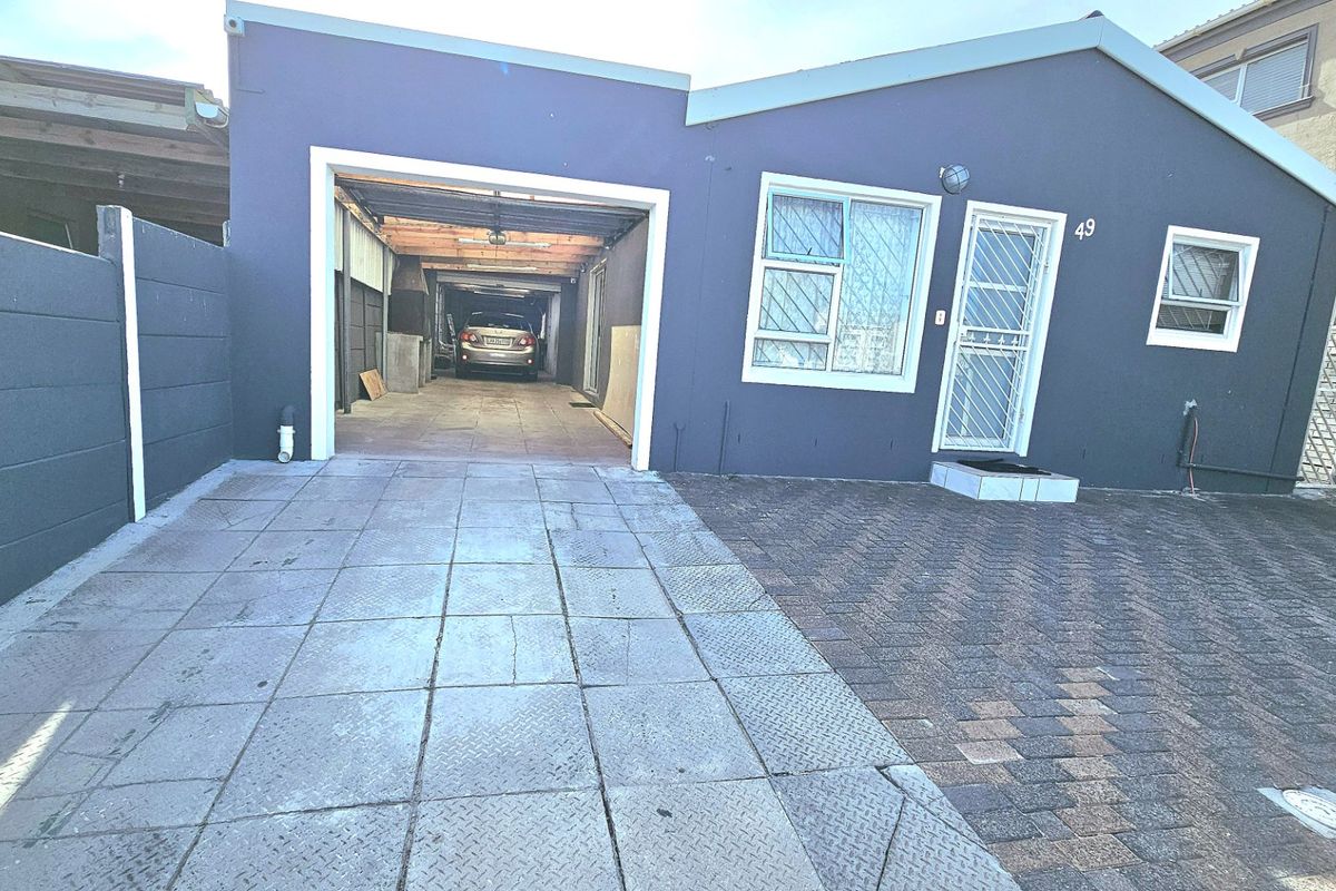 Four bedroom Freestanding house with surveillance cameras  - Photo 2