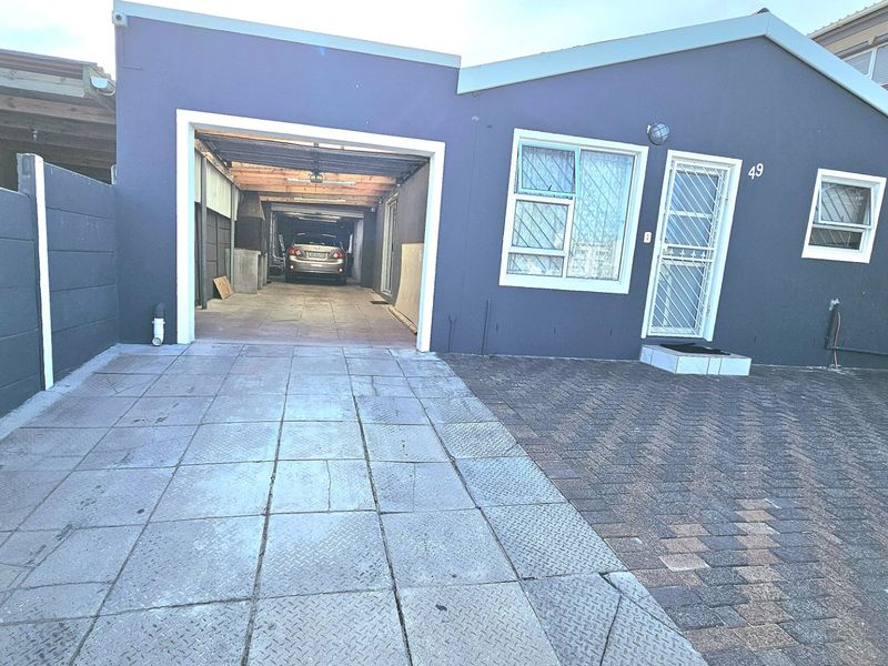 Four bedroom Freestanding house with surveillance cameras  - Photo 2