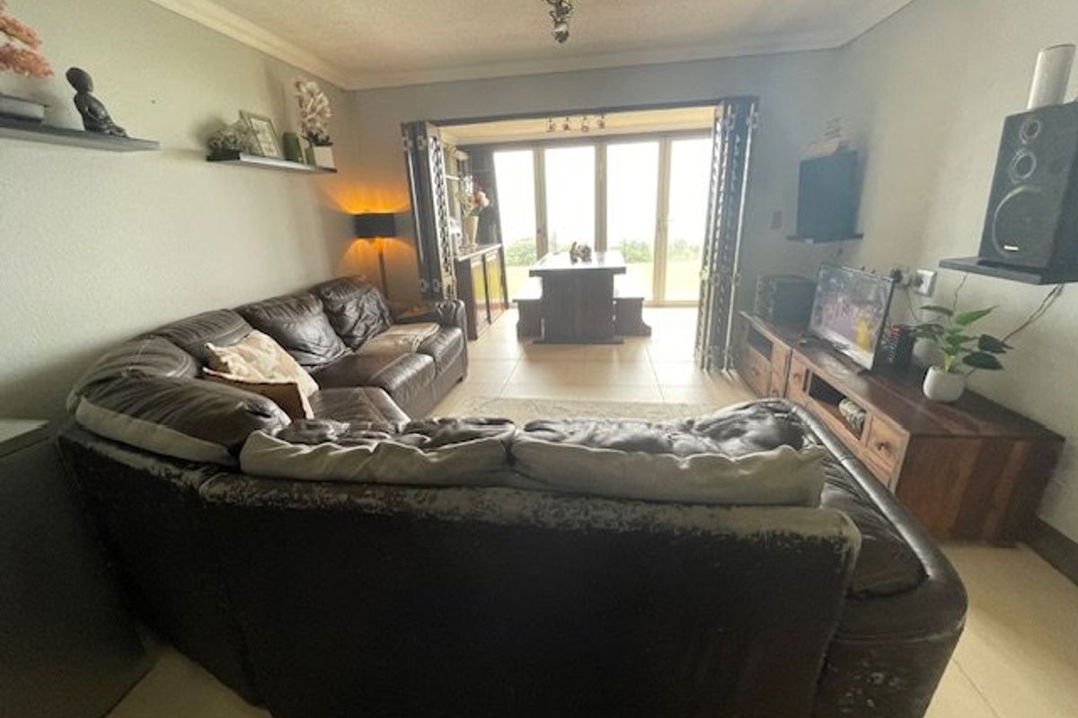 Beachfront Bliss – 3 Bedroom Ground Floor Apartment  - Photo 3