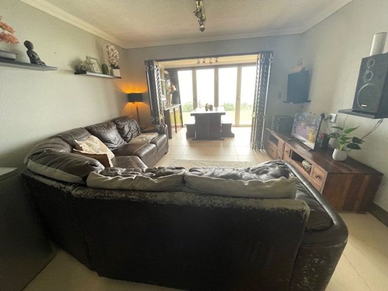 Beachfront Bliss – 3 Bedroom Ground Floor Apartment  - Photo 3