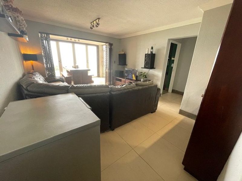 Beachfront Bliss – 3 Bedroom Ground Floor Apartment  - Photo 8