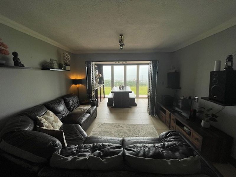 Beachfront Bliss – 3 Bedroom Ground Floor Apartment  - Photo 7