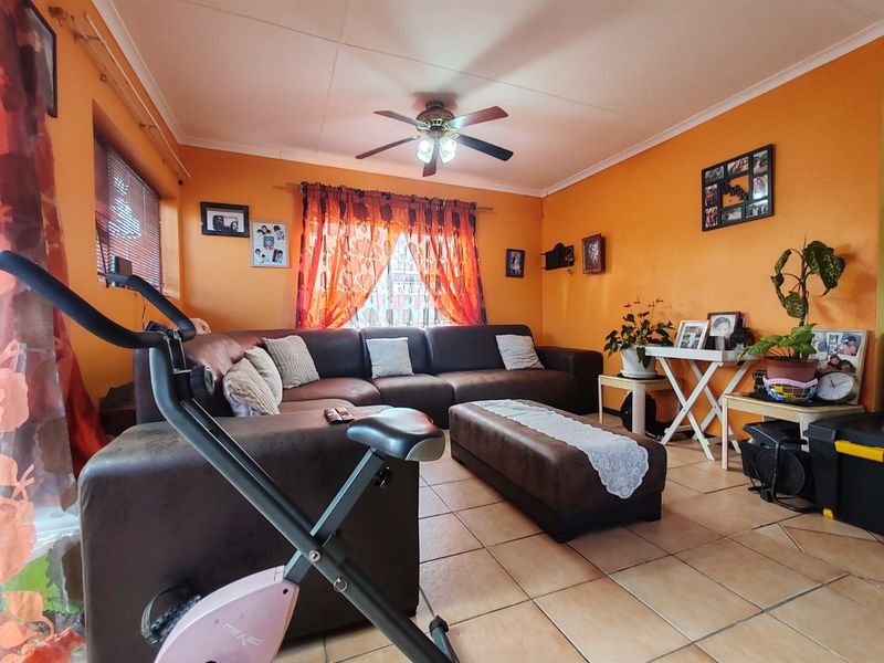 Charming 3-Bedroom Home for Sale in Greenshields Park – Great Investment Potential! - Photo 9