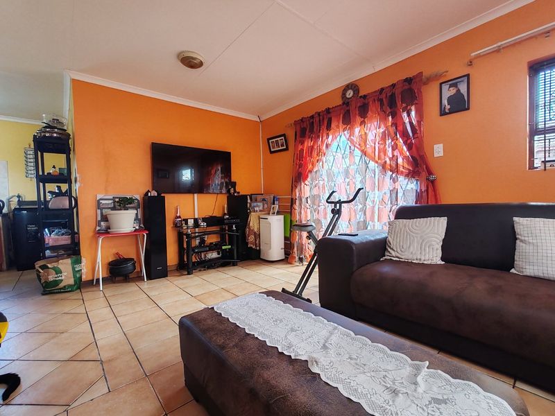 Charming 3-Bedroom Home for Sale in Greenshields Park – Great Investment Potential! - Photo 8