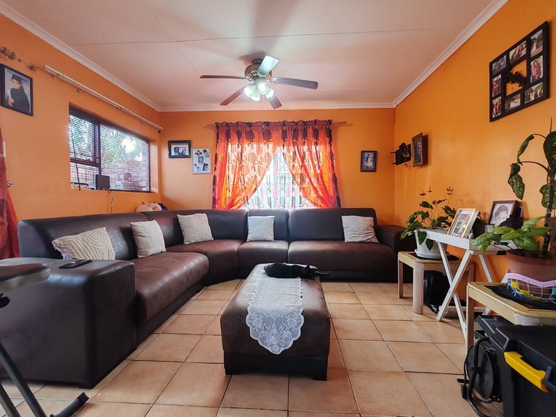 Charming 3-Bedroom Home for Sale in Greenshields Park – Great Investment Potential! - Photo 7