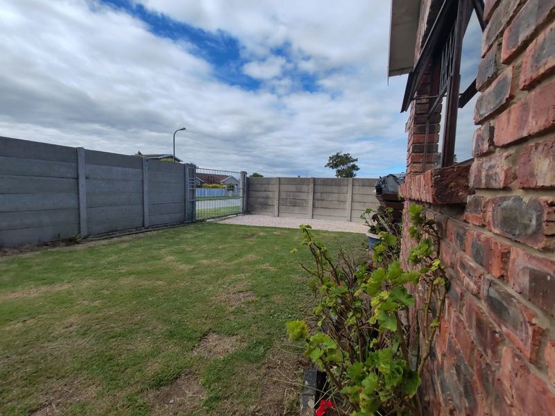 Charming 3-Bedroom Home for Sale in Greenshields Park – Great Investment Potential! - Photo 4