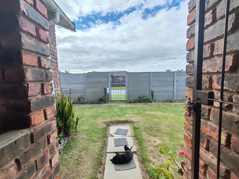 Charming 3-Bedroom Home for Sale in Greenshields Park – Great Investment Potential! - Photo 3