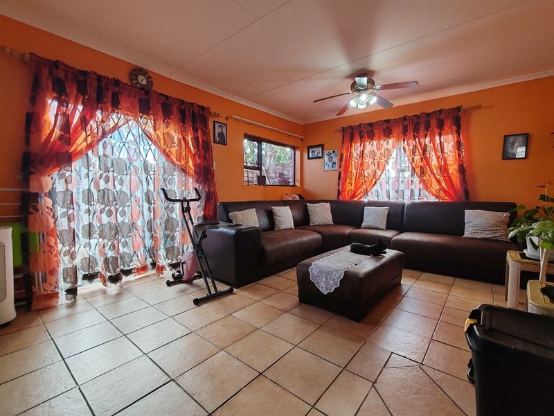 Charming 3-Bedroom Home for Sale in Greenshields Park – Great Investment Potential! - Photo 10