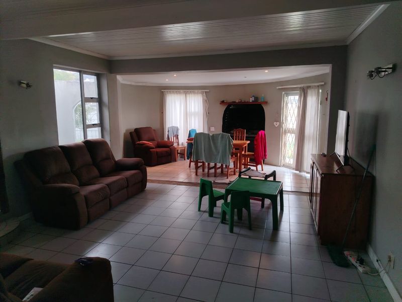 Location... Location... Location - House for sale in Cotswold – Port Elizabeth - Photo 8