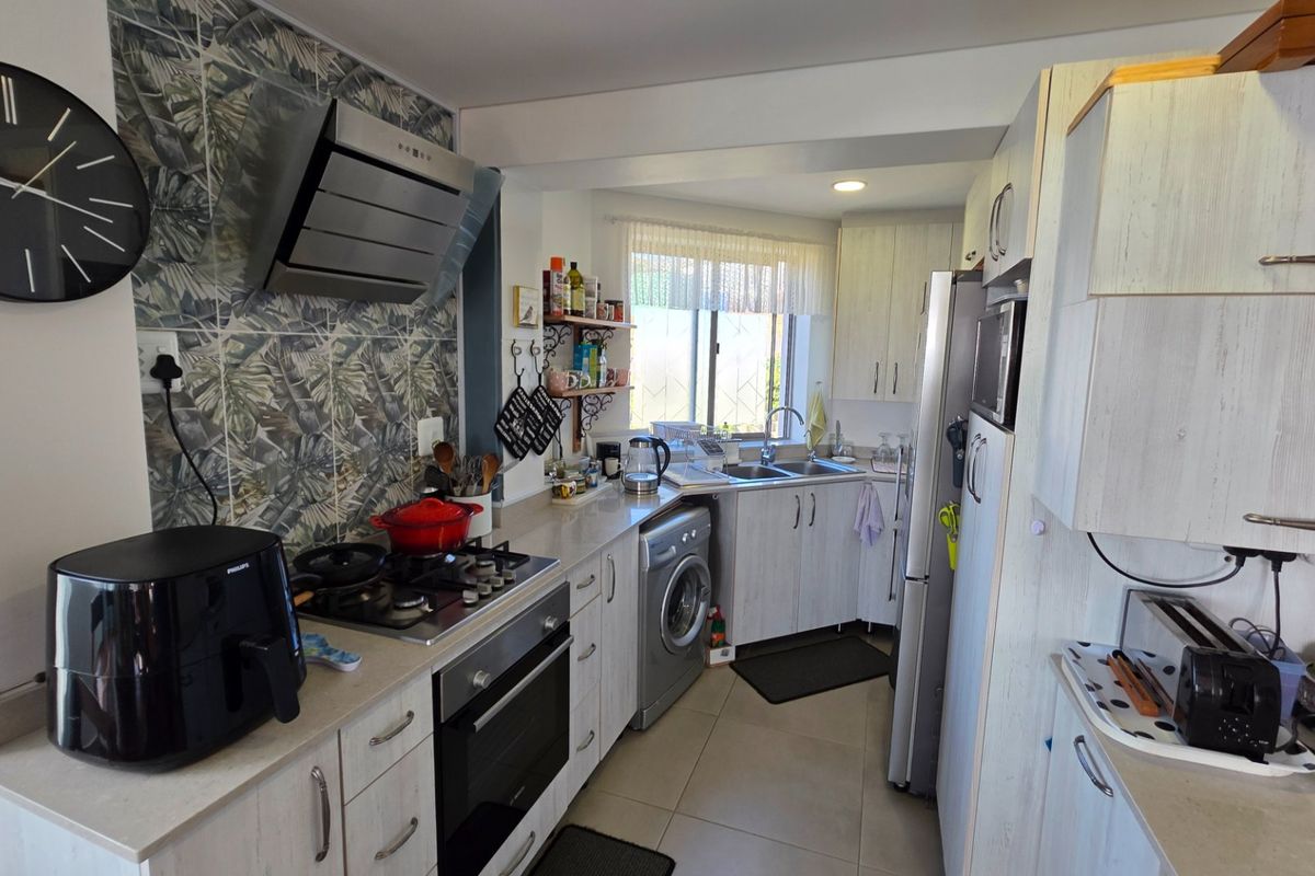 Beautiful Apartment... Garage and Parking... Lot's of Extra's... Inverter System !!! - Photo 4