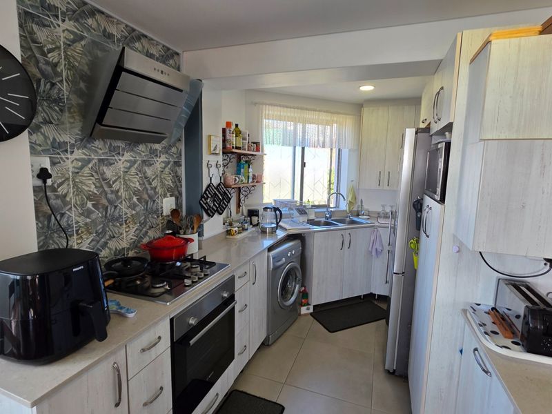 Beautiful Apartment... Garage and Parking... Lot's of Extra's... Inverter System !!! - Photo 4