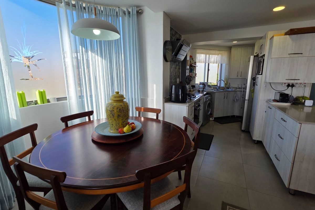 Beautiful Apartment... Garage and Parking... Lot's of Extra's... Inverter System !!! - Photo 2