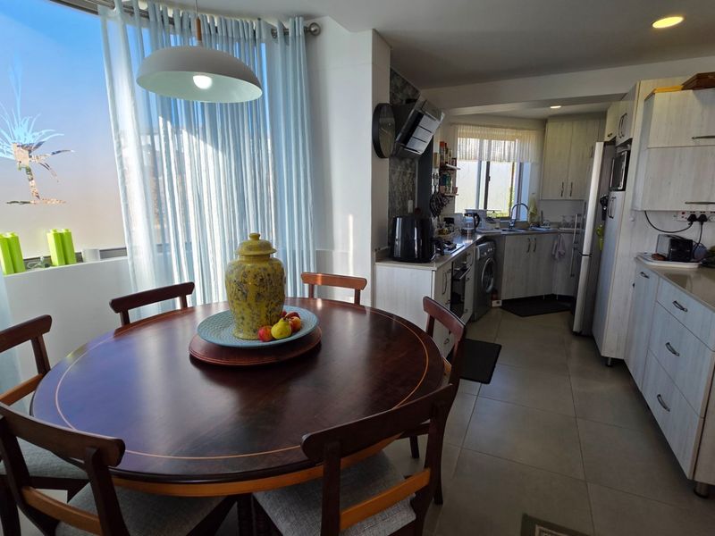 Beautiful Apartment... Garage and Parking... Lot's of Extra's... Inverter System !!! - Photo 2