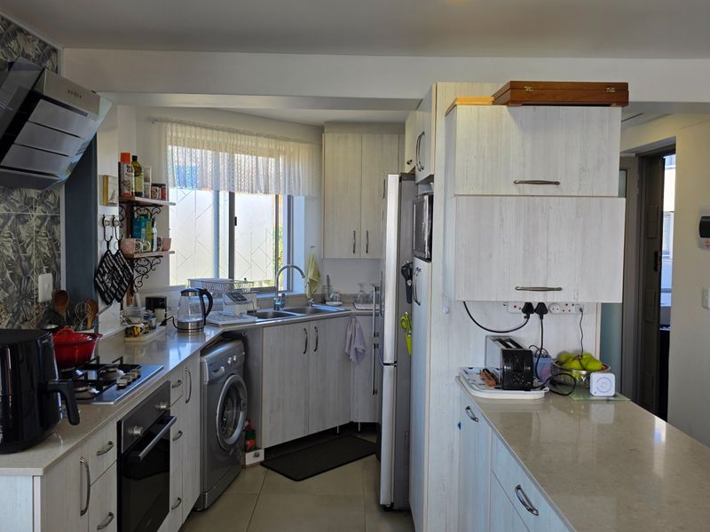 Beautiful Apartment... Garage and Parking... Lot's of Extra's... Inverter System !!! - Photo 3