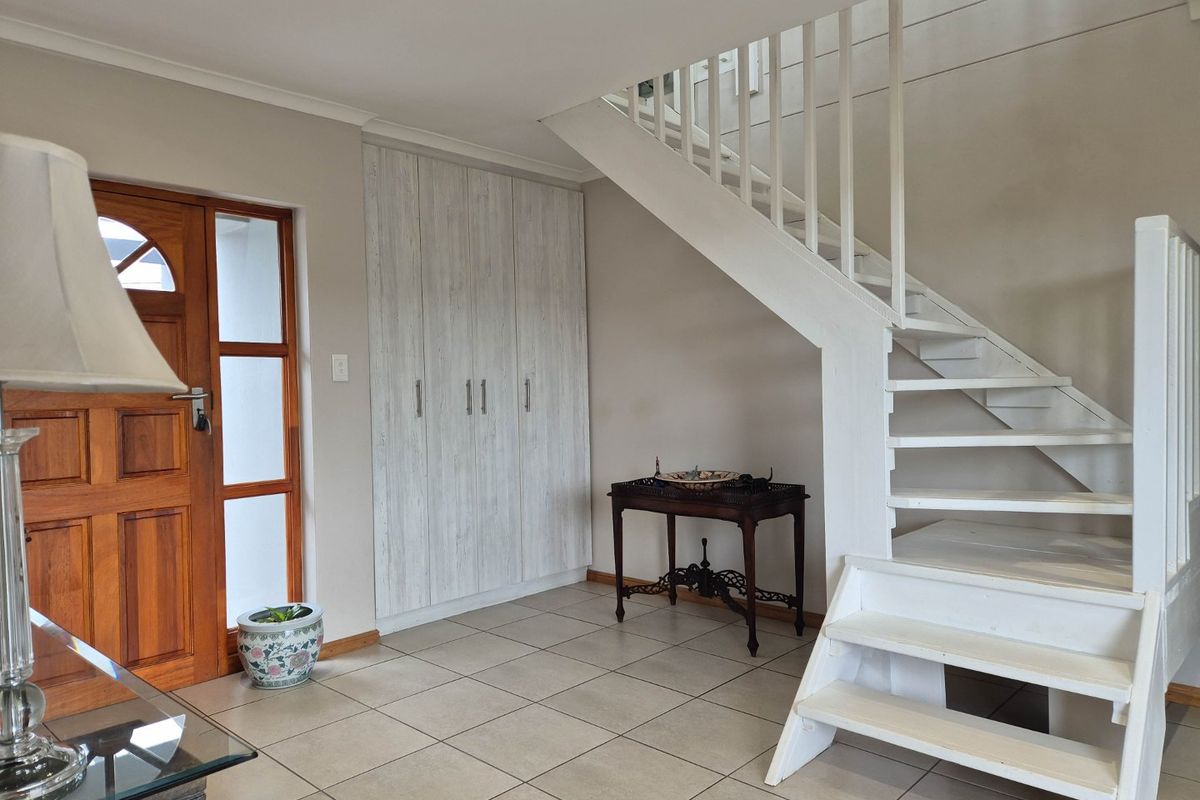 Beautiful 4-Bedroom House in Kloofpark, Still Bay West - Photo 3