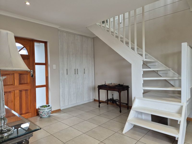 Beautiful 4-Bedroom House in Kloofpark, Still Bay West - Photo 3