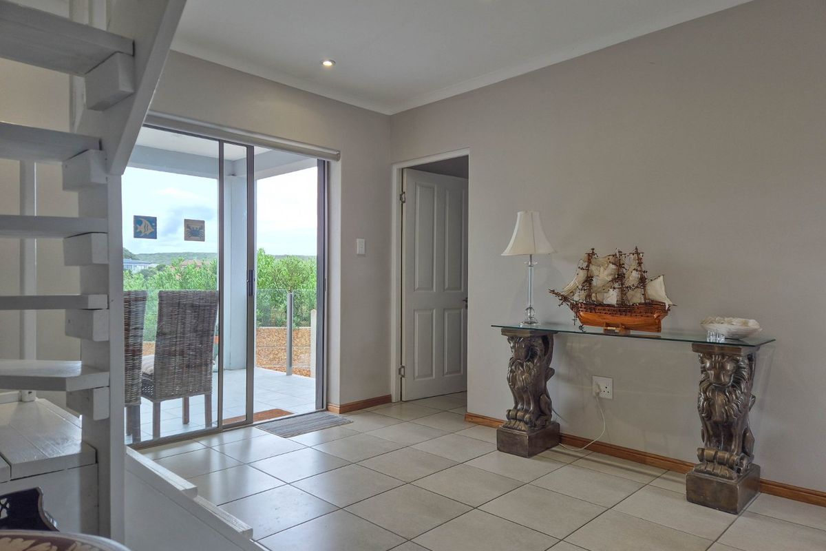 Beautiful 4-Bedroom House in Kloofpark, Still Bay West - Photo 4