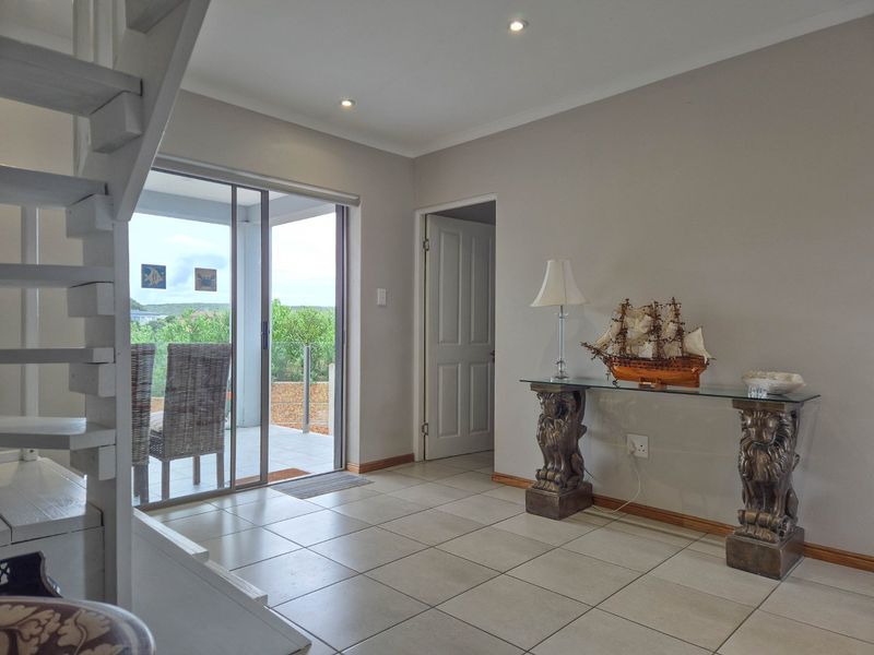 Beautiful 4-Bedroom House in Kloofpark, Still Bay West - Photo 4