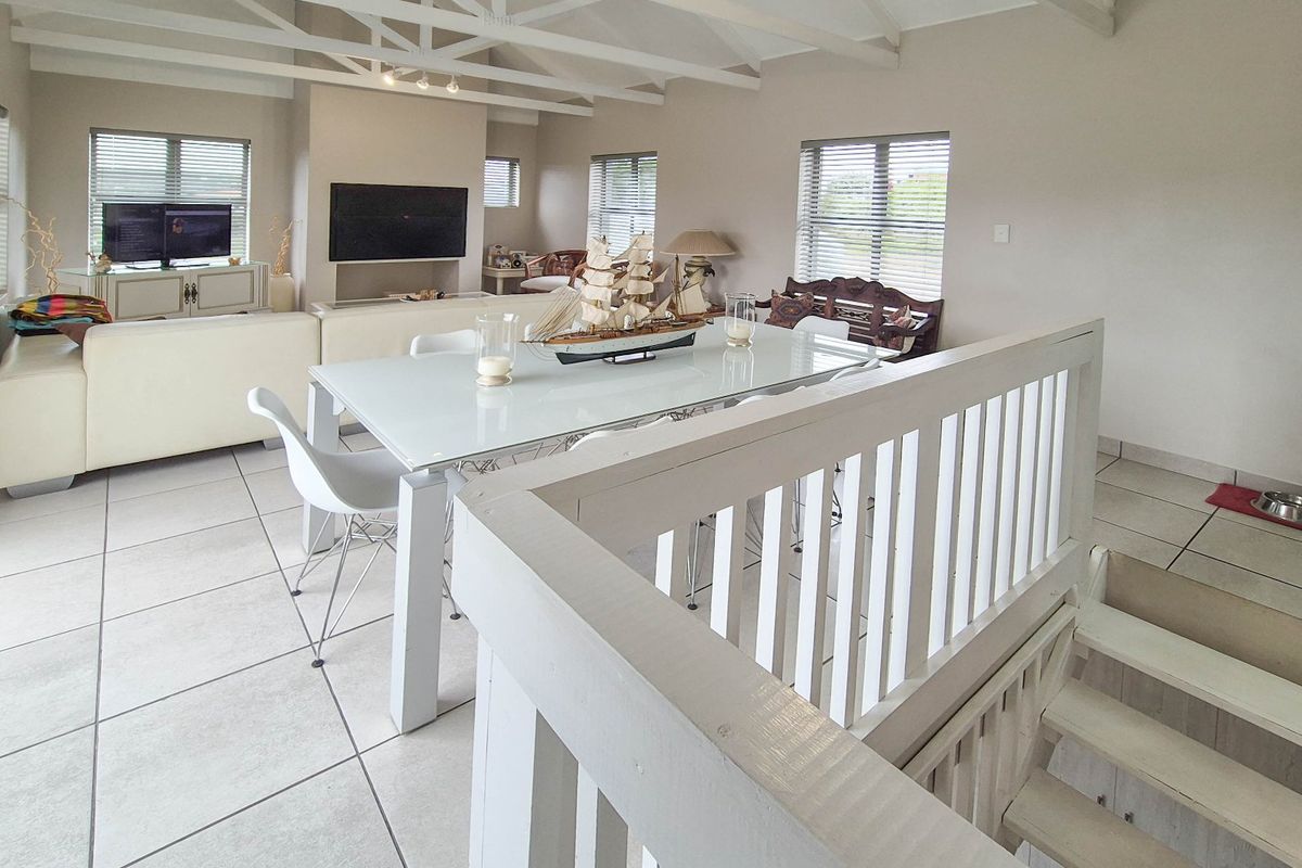 Beautiful 4-Bedroom House in Kloofpark, Still Bay West - Photo 5