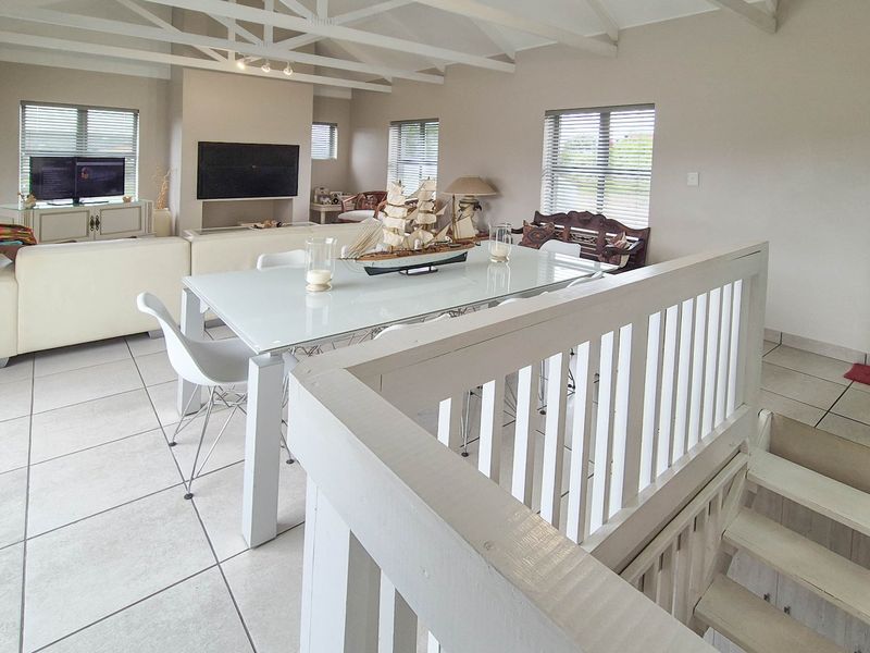 Beautiful 4-Bedroom House in Kloofpark, Still Bay West - Photo 5