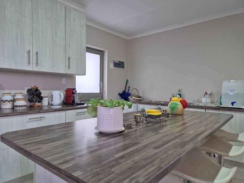 Beautiful 4-Bedroom House in Kloofpark, Still Bay West - Photo 10