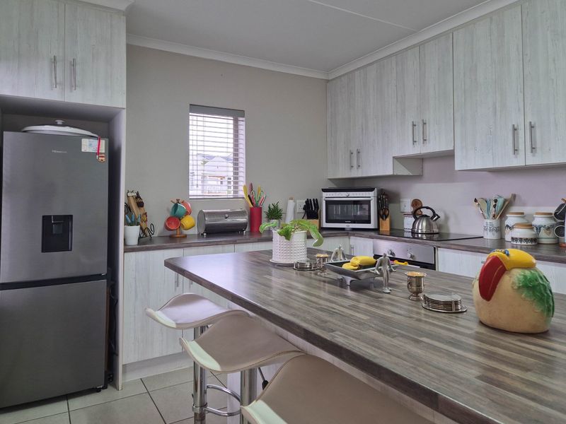 Beautiful 4-Bedroom House in Kloofpark, Still Bay West - Photo 9