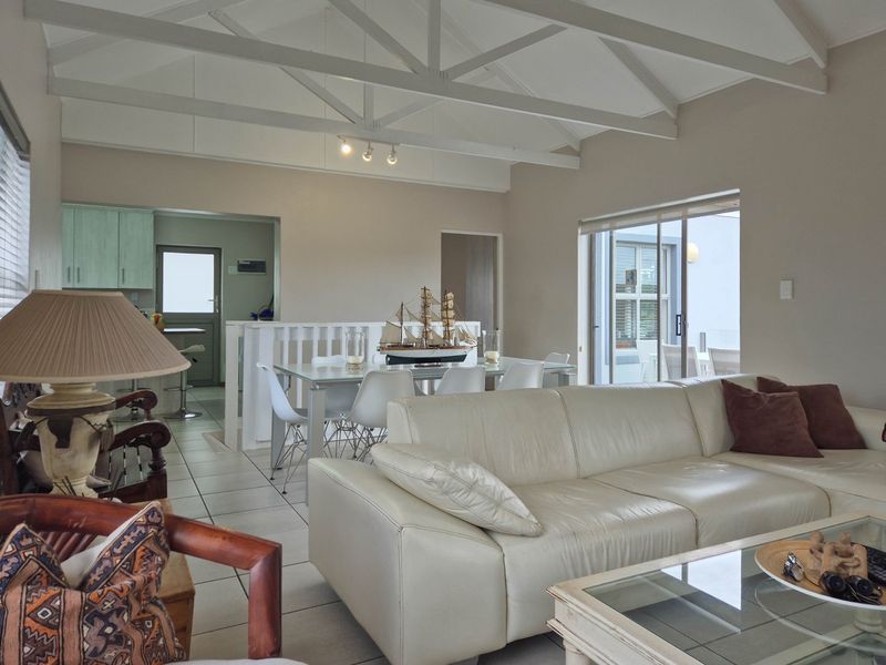 Beautiful 4-Bedroom House in Kloofpark, Still Bay West - Photo 7
