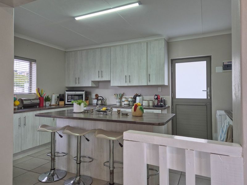 Beautiful 4-Bedroom House in Kloofpark, Still Bay West - Photo 8