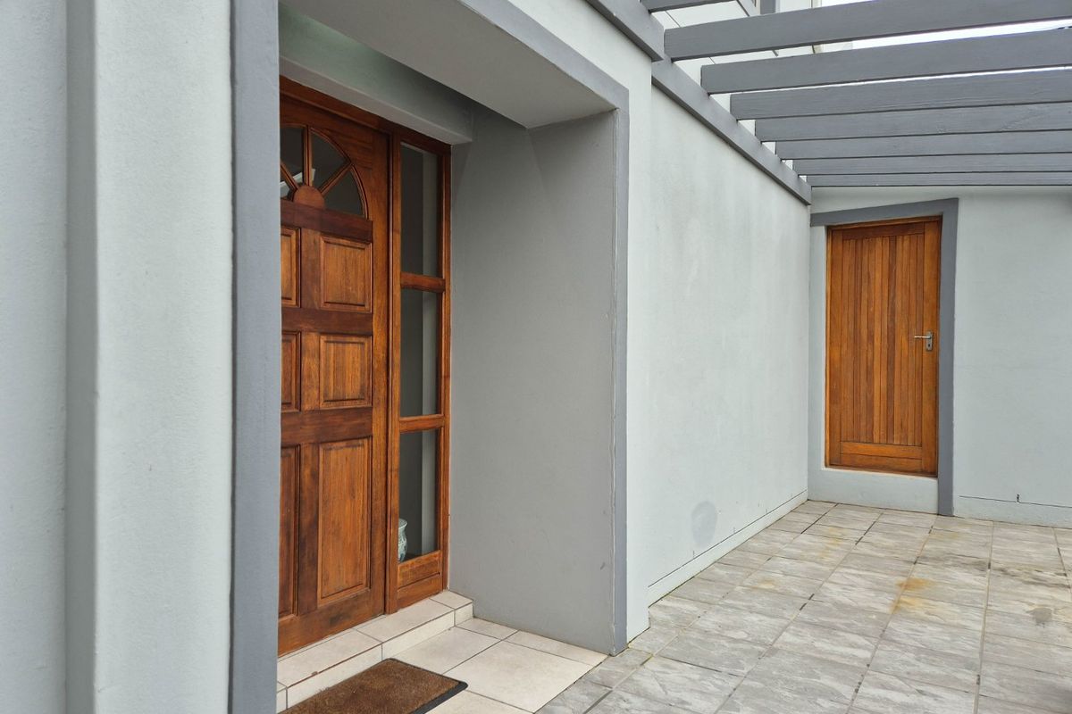 Beautiful 4-Bedroom House in Kloofpark, Still Bay West - Photo 2