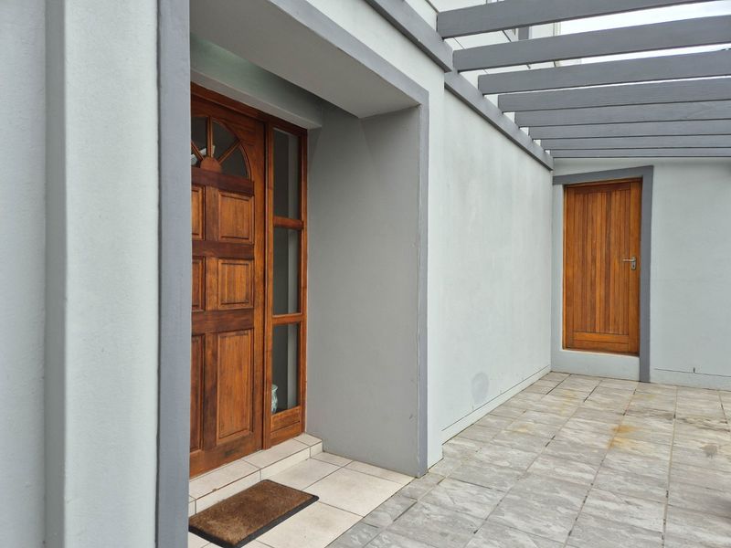 Beautiful 4-Bedroom House in Kloofpark, Still Bay West - Photo 2