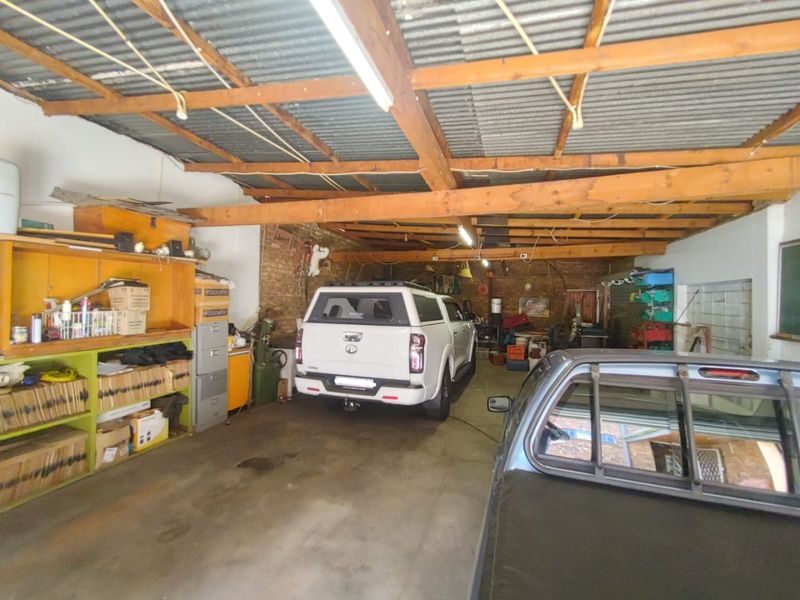 Spacious Family Home with Flatlet, Huge Garage, and Top-Notch Entertainment Areas - Photo 10