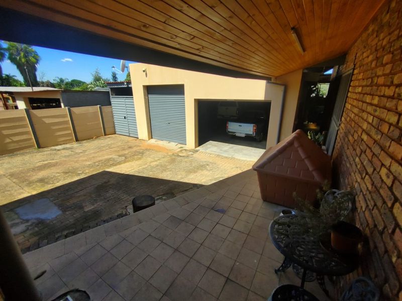 Spacious Family Home with Flatlet, Huge Garage, and Top-Notch Entertainment Areas - Photo 9