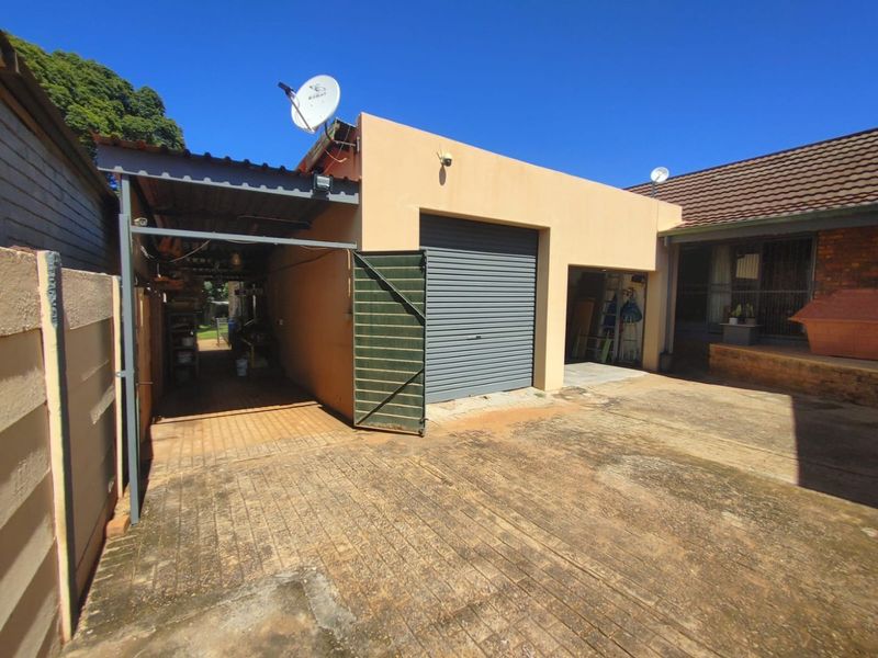 Spacious Family Home with Flatlet, Huge Garage, and Top-Notch Entertainment Areas - Photo 8