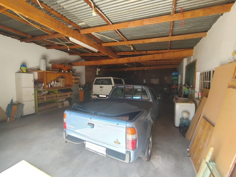 Spacious Family Home with Flatlet, Huge Garage, and Top-Notch Entertainment Areas - Photo 7