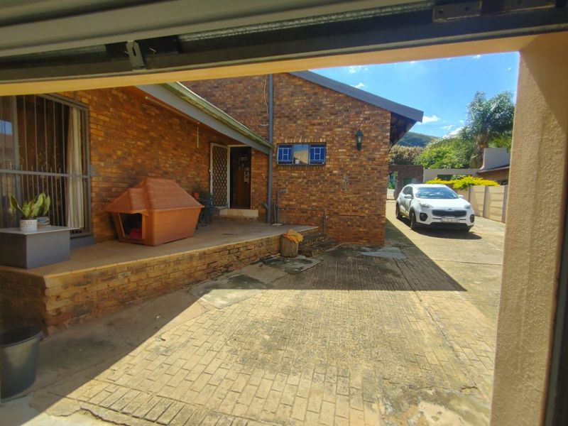 Spacious Family Home with Flatlet, Huge Garage, and Top-Notch Entertainment Areas - Photo 6