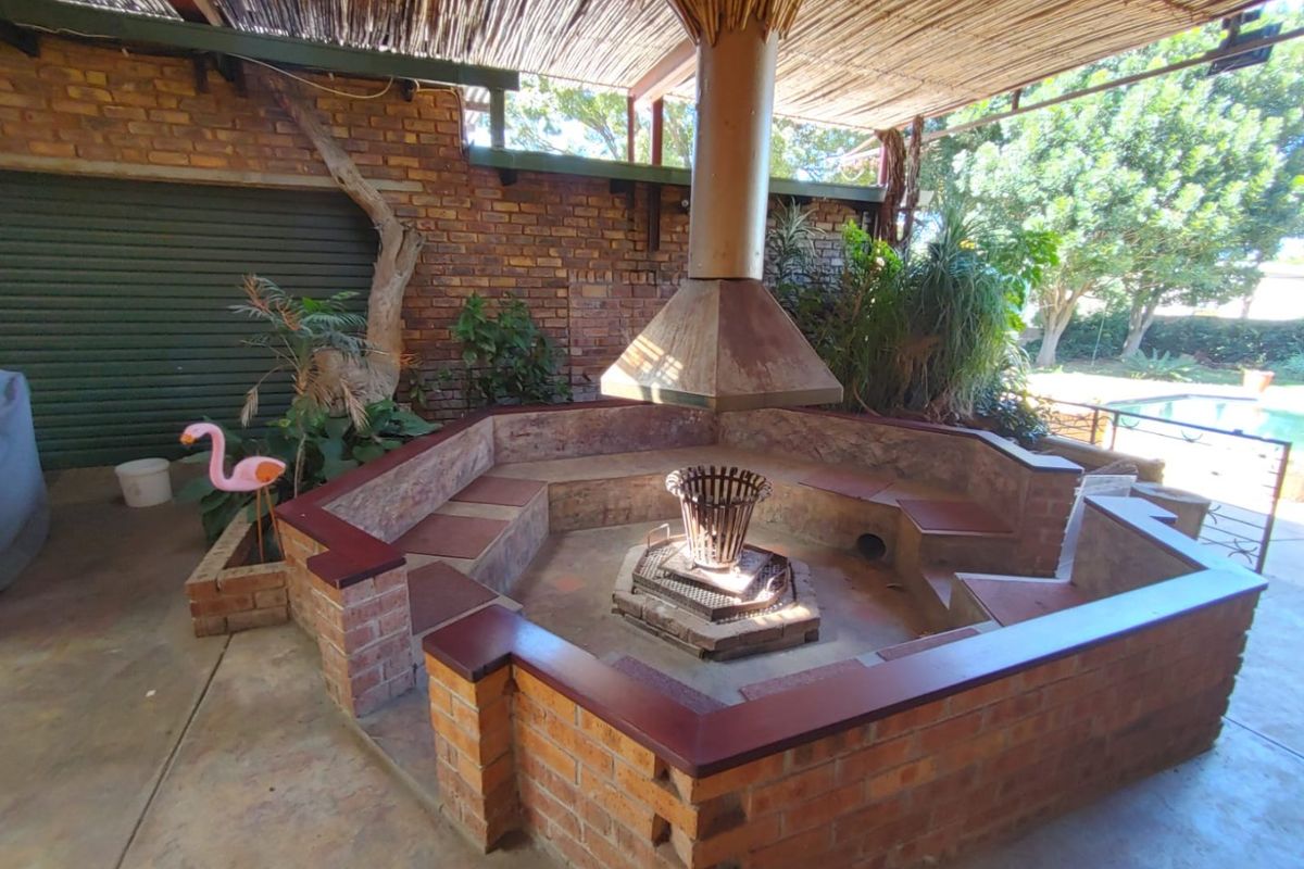 Spacious Family Home with Flatlet, Huge Garage, and Top-Notch Entertainment Areas - Photo 4