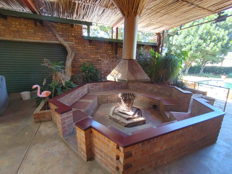 Spacious Family Home with Flatlet, Huge Garage, and Top-Notch Entertainment Areas - Photo 4